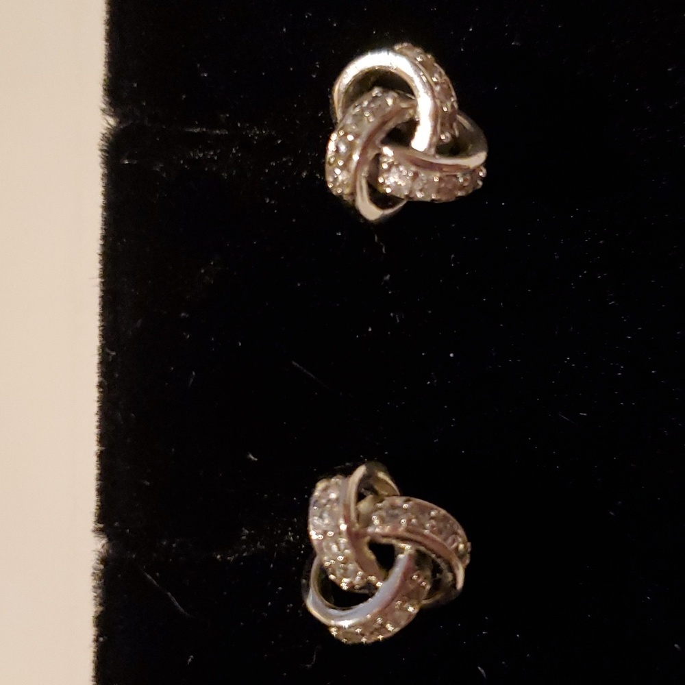 Knot pierced earrings